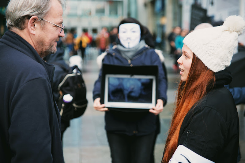 Activist Outreachs The Public At AV Cube Of Truth